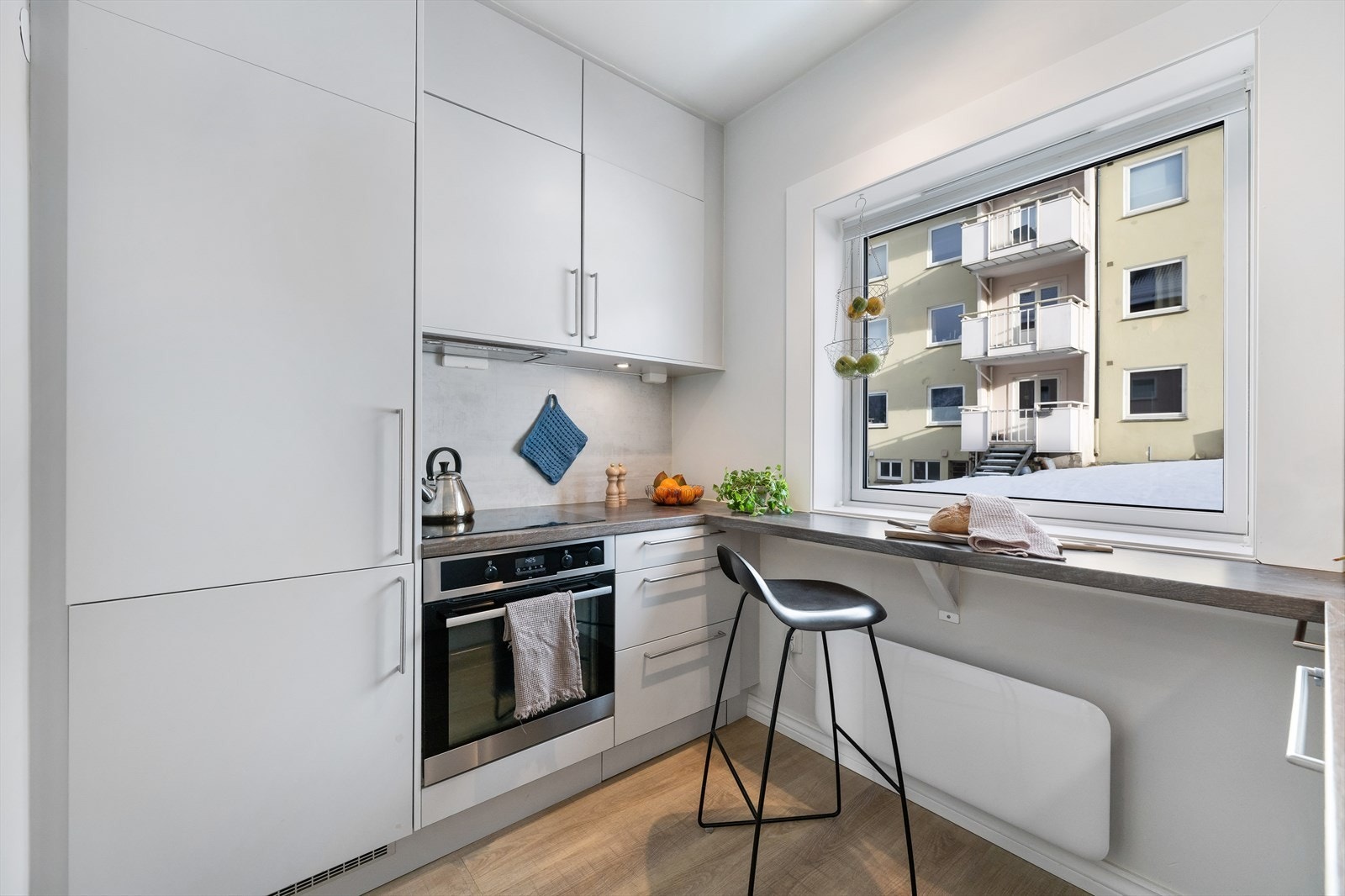 Koselig spiseplass på kjøkken hvor man nyter morgensolen. Galleribilde