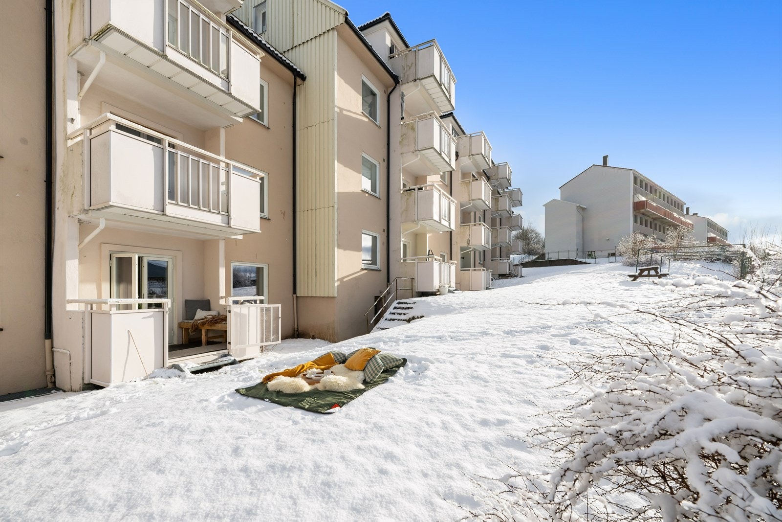 Leiligheten har direkte tilgang til hagen som et flott uteområde med rikelig sol og flott utsikt. Galleribilde