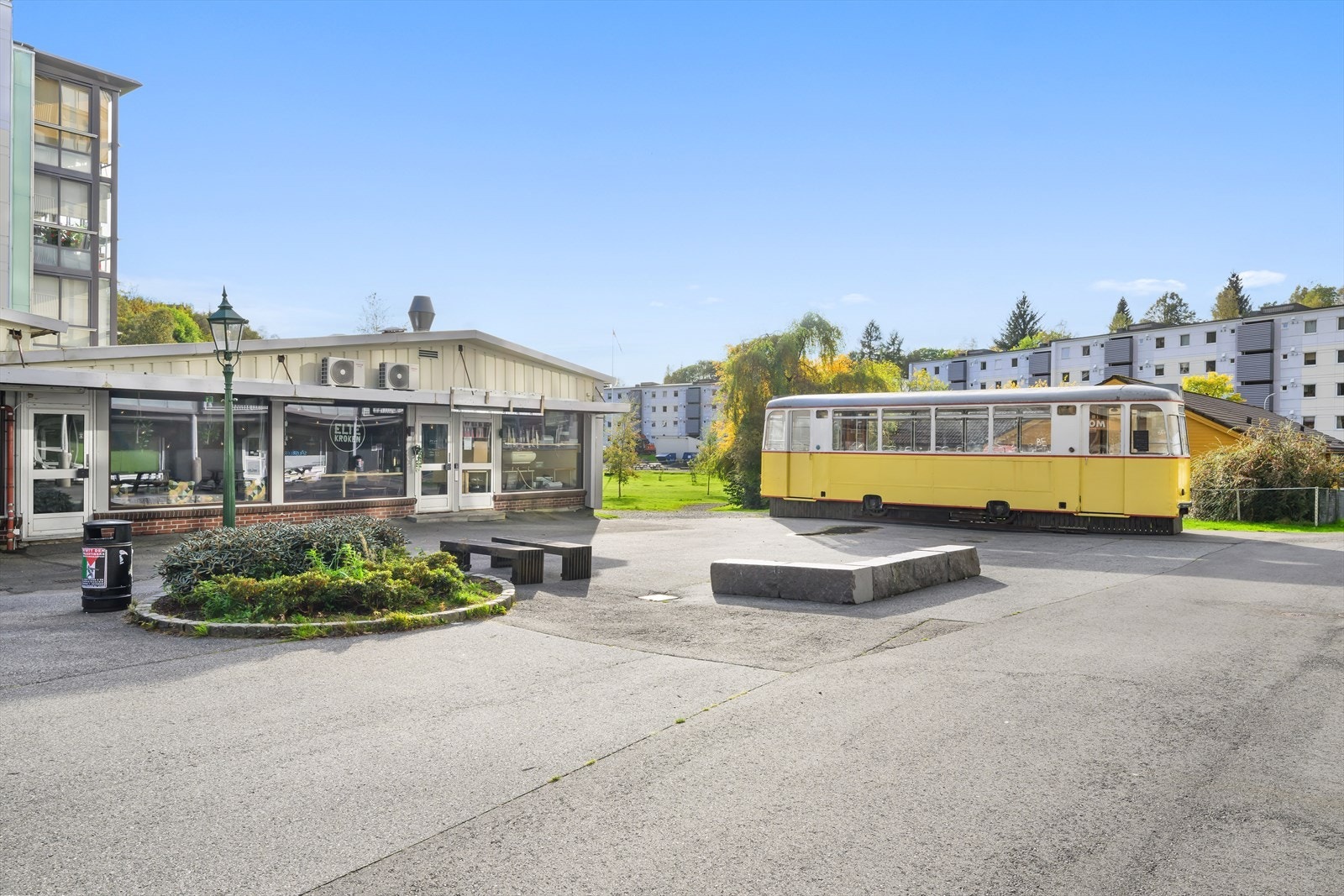 Kafeen Eltekroken - Bakst og Børst på Mannsverk, samt sushi-restaurant i de gamle lokalene til Natlandsveien Fisk og Skalldyr. Galleribilde