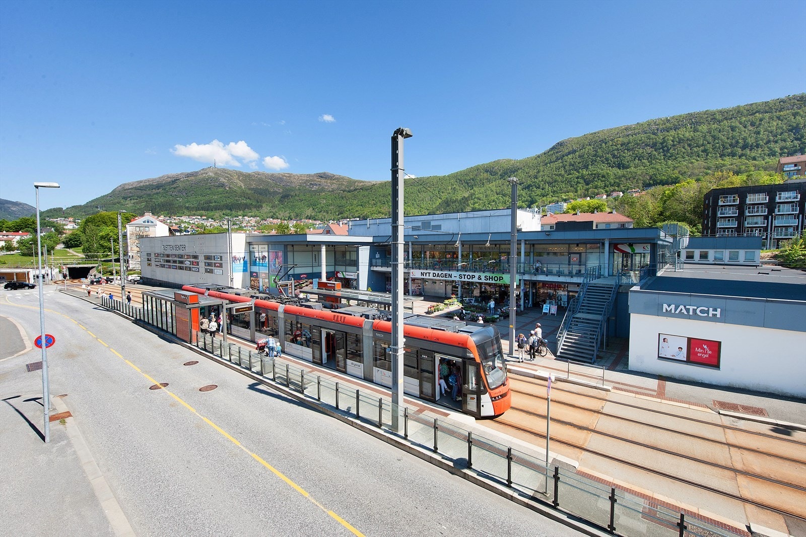 Sletten senter og bybane ligger ca 5-minutters gange fra leiligheten og tilbyr et bredt utvalg av butikker som Meny, vinmonopolet, apotek, frisør, klesbutikker og flere serveringssteder. Busslinje 5 med hyppige avganger. Galleribilde