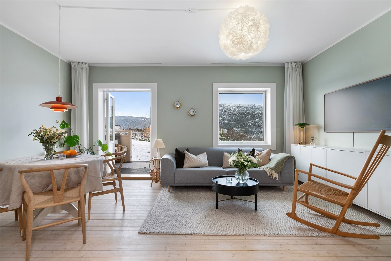 I stuen ble tak og vegger er sparklet og malt i 2025. Galleribilde