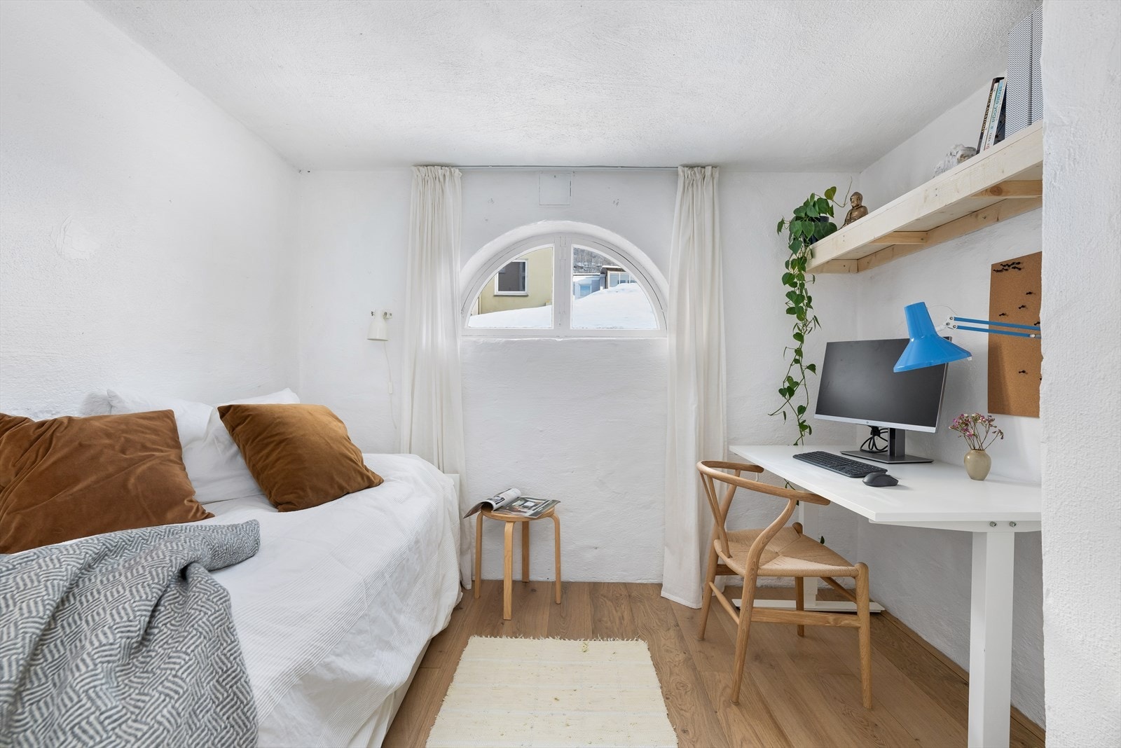 Leiligheten disponerer en unik innredet bod i kjeller på hele 7 kvm. Ikke godkjent for varig opphold. Galleribilde