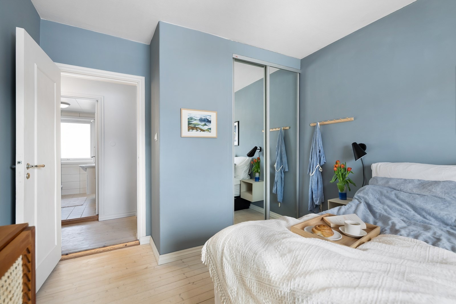 Skyvedørsgarderobe med praktisk Elfa innredning. Galleribilde