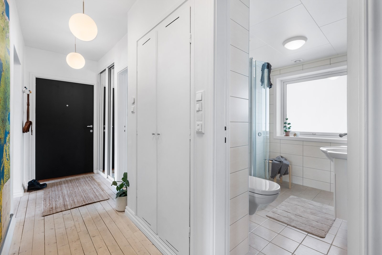 Gangen har plassbygd skap og skyvedørsgarderobe(2021) med Elfa innredning. Galleribilde