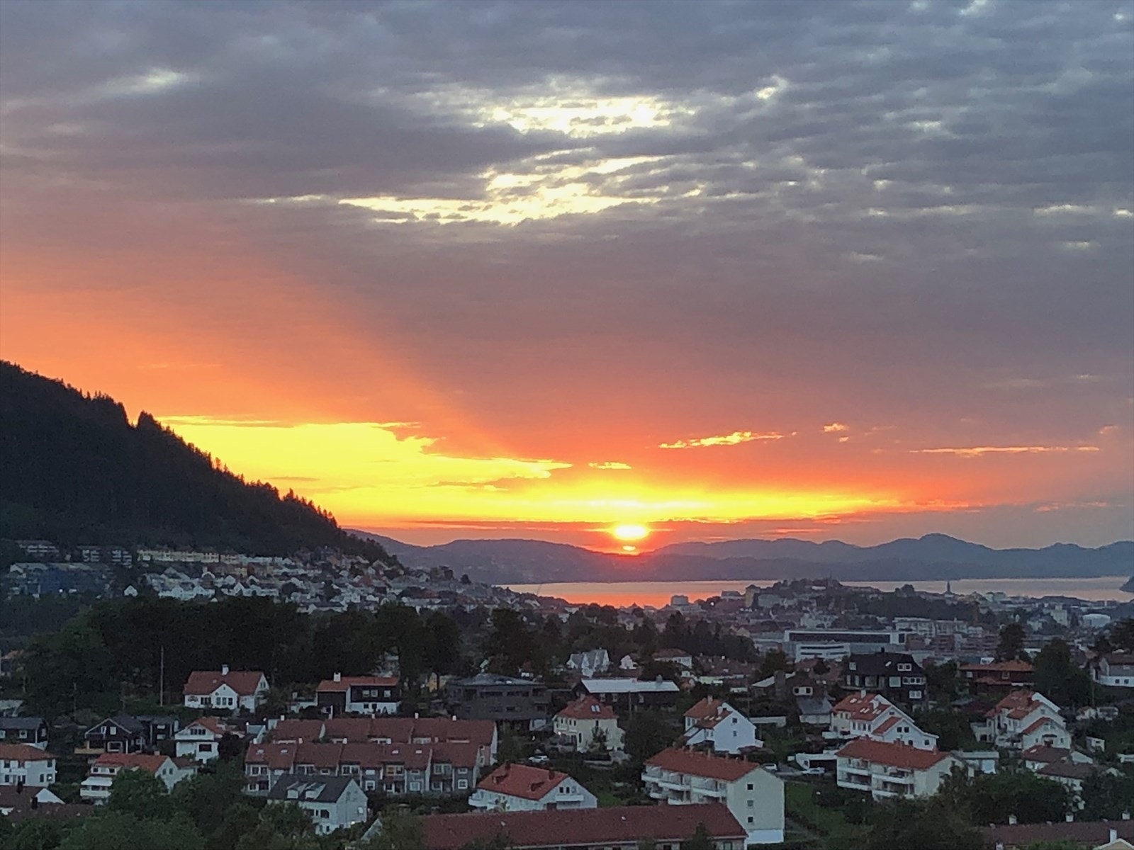 Magisk utsikt sommerstid med nydelig kveldssol. Galleribilde