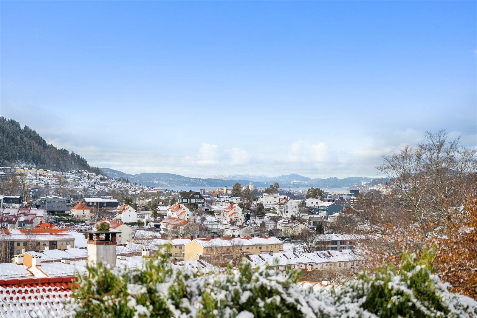 Stuen har flott utsikt mot byen og fjellene. Galleribilde