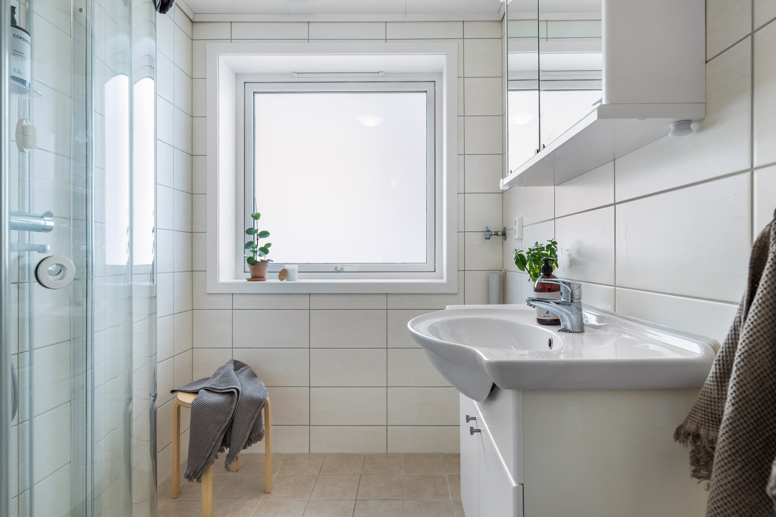 Badet er flislagt og har dusj, varme i gulv og opplegg for vaskemaskin. Galleribilde