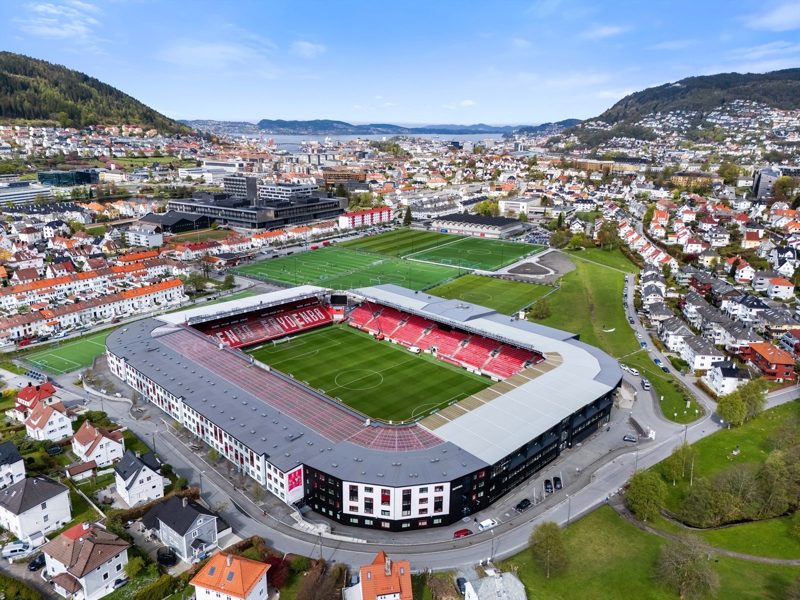 Brann Stadion ligger ca 15 minutters gange fra leiligheten og byr på flotte fotballopplevelser. Galleribilde