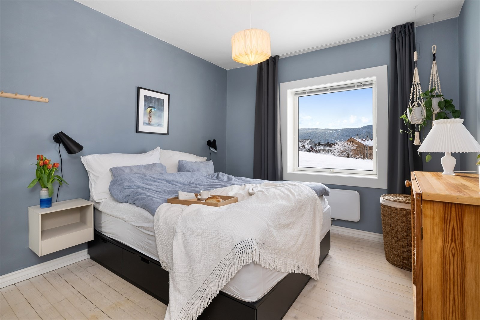 Hovedsoverom vendt inn mot bakhagen med flott utsikt. Galleribilde