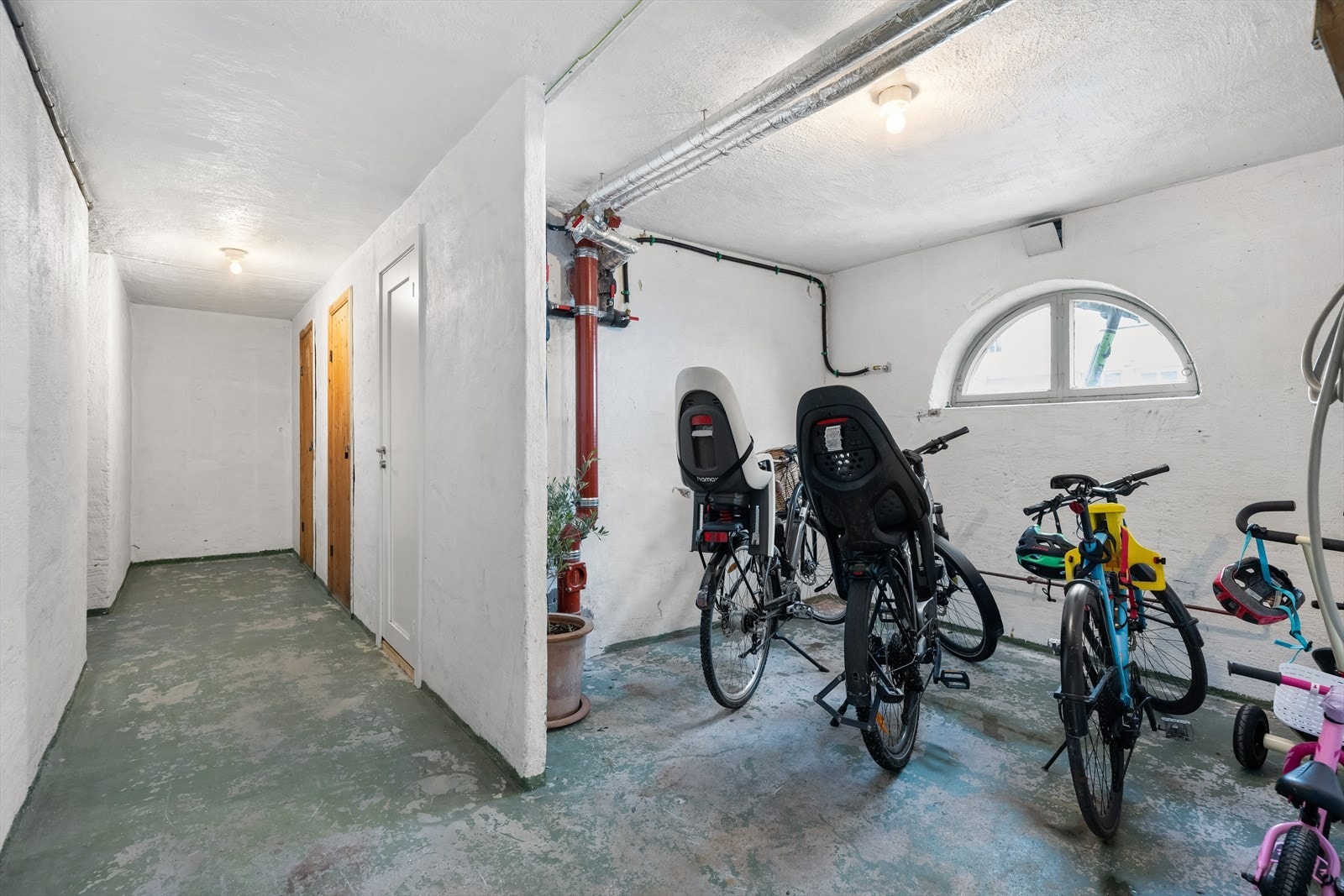 Felles sykkelrom i kjeller. Galleribilde