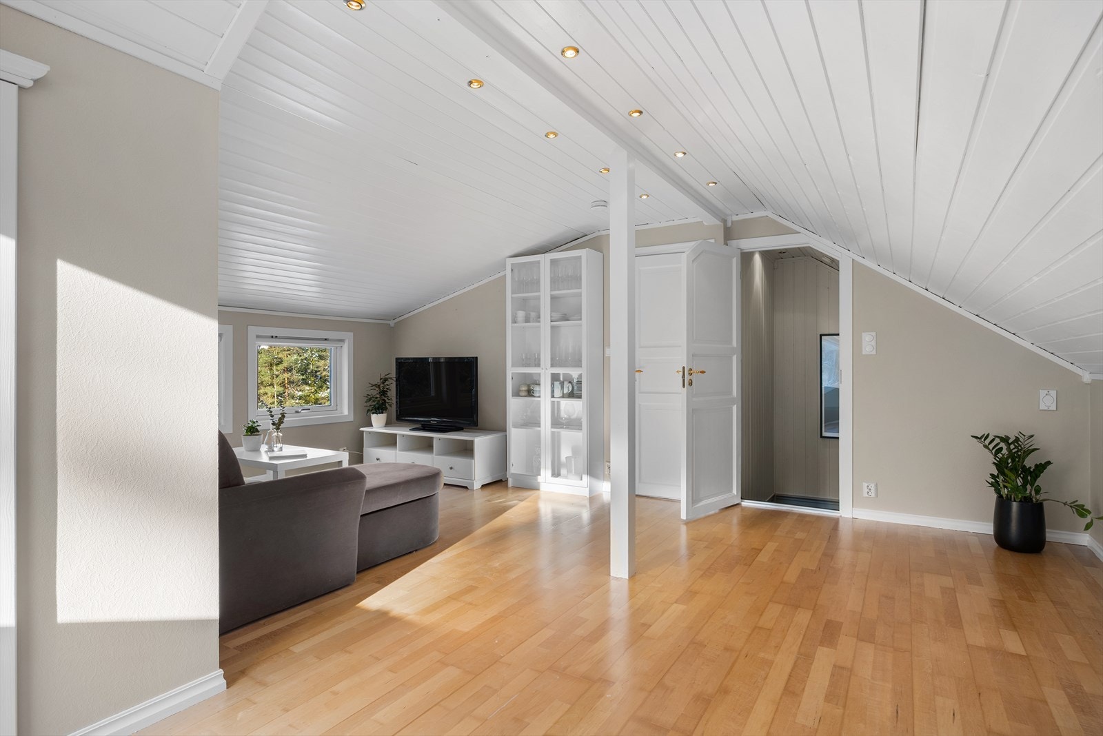 Boligen har et romslig loft på hele 27 kvm. Galleribilde