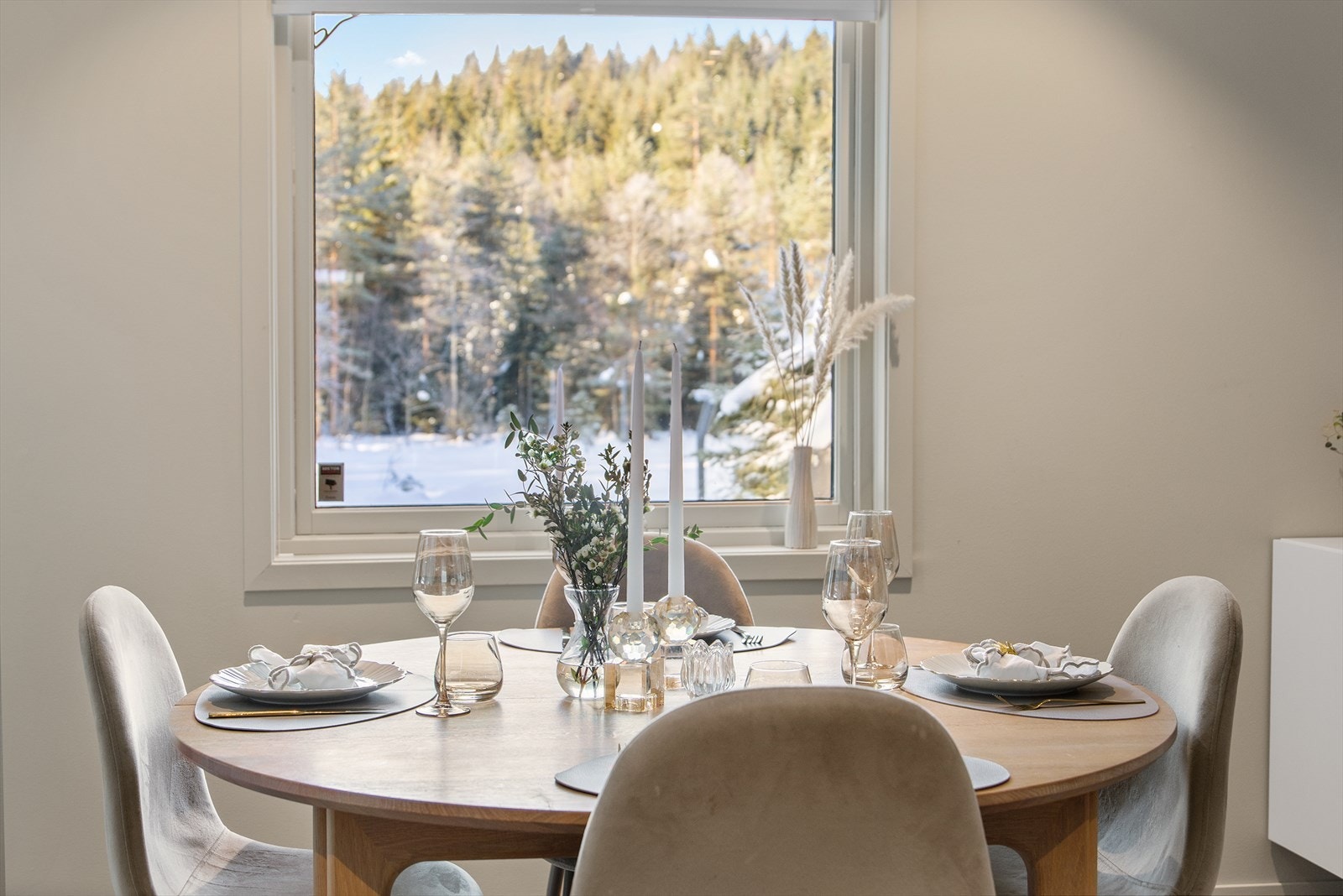 Idyllisk utsyn mot tjernet og skogen fra spisestuen. Galleribilde