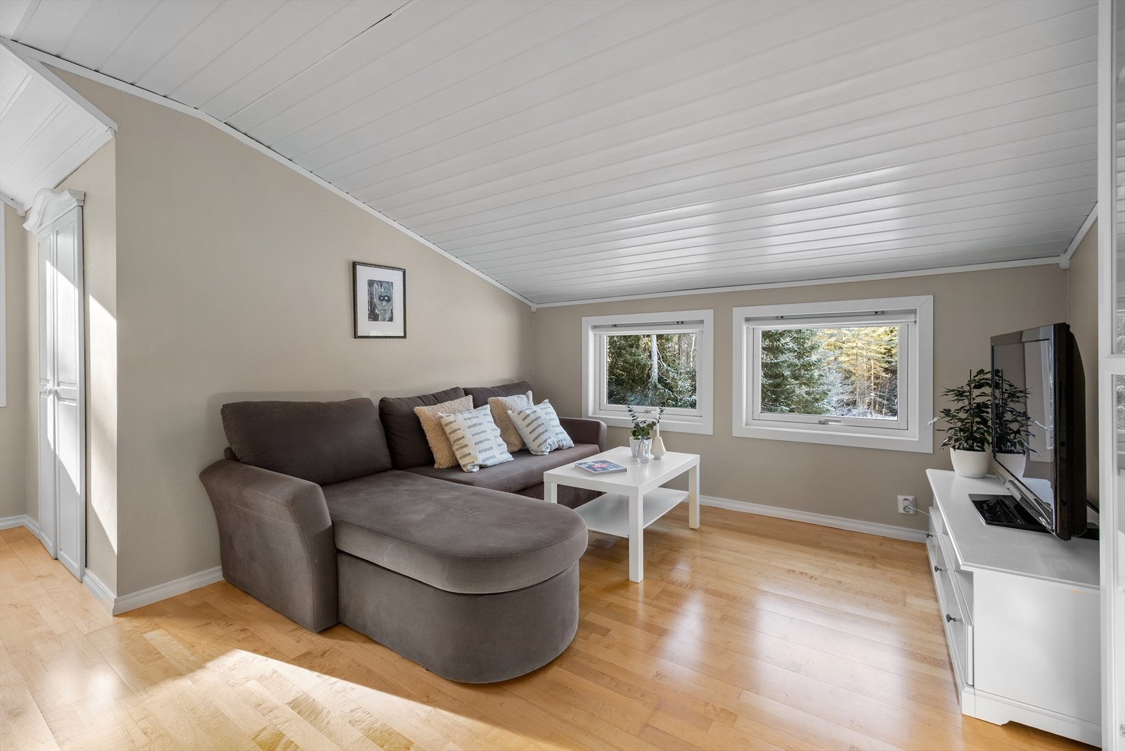 Det er søkt bruksendring på loft fra uinnredet loft til loftstue og boder, se salgsoppgave punkt "Ferdigattest". Galleribilde