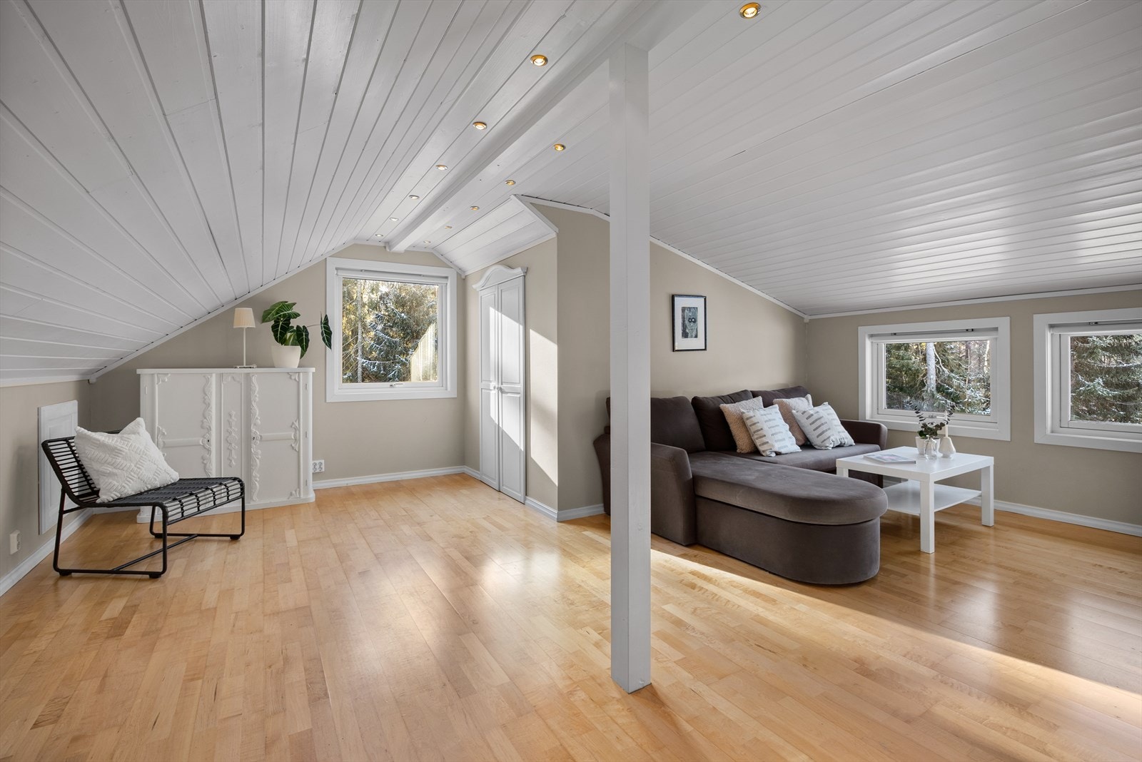 Boligen har et romslig loft på hele 27 kvm. Galleribilde