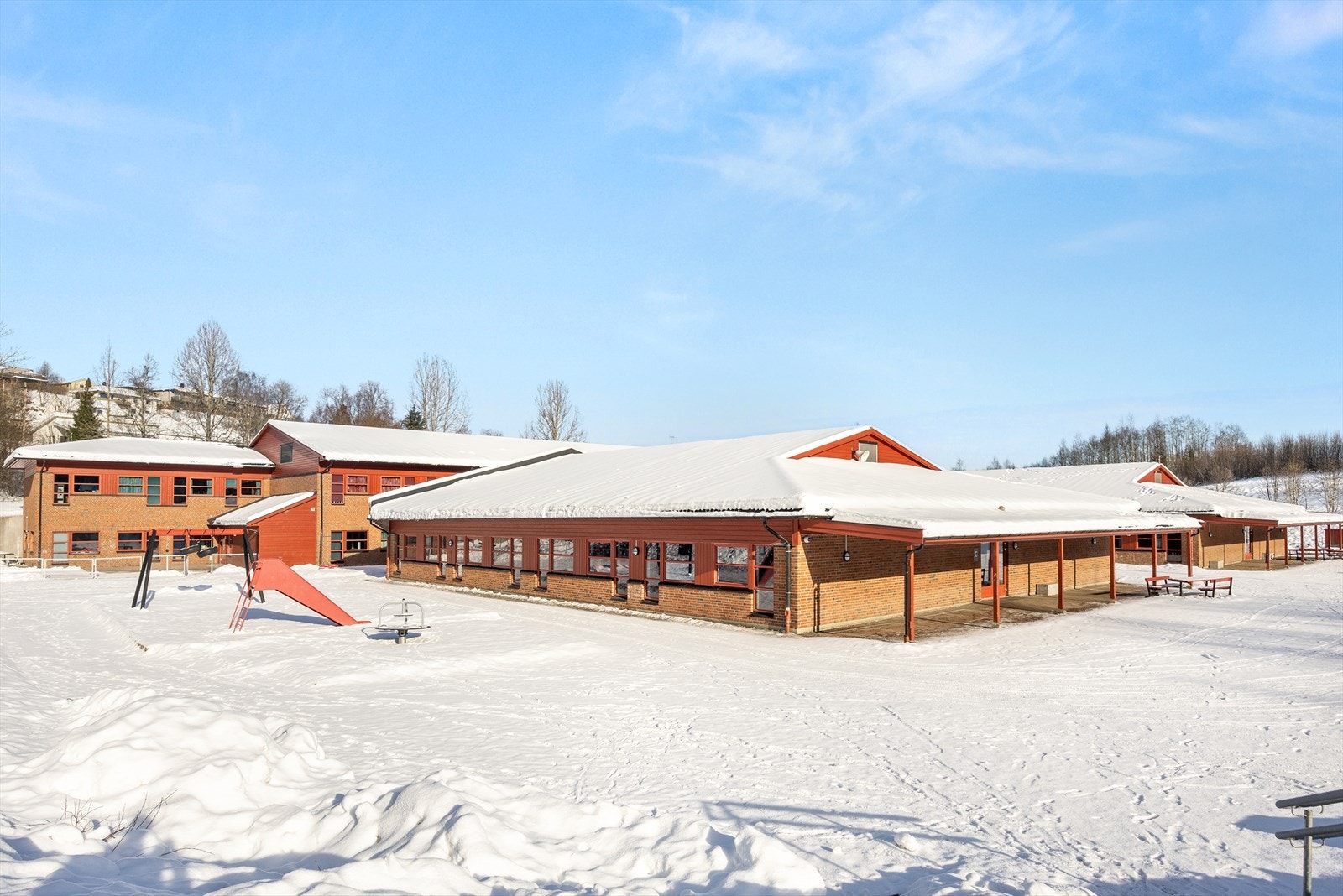 Fra boligen er det gangavstand til Ulverud barneskole, og for de litt eldre barna er det ca. 2,5 km til Li ungdomsskole. Galleribilde