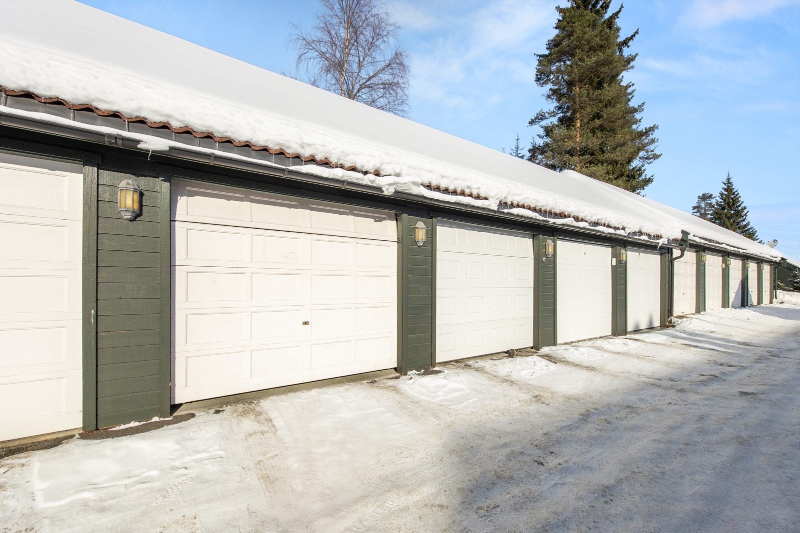 Garasjeplass i rekke som ligger i felles rekke like ved. Det er montert elbillader. Galleribilde