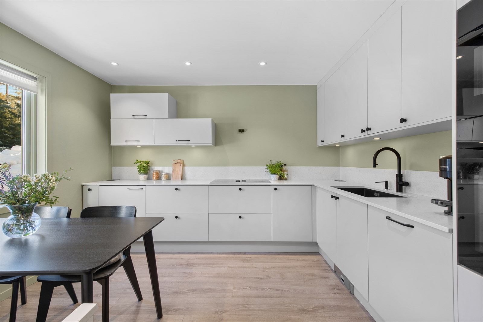 Boligen har et pent og moderne kjøkken fra Norema, nytt i 2022. Innredningen består av slette, beige fronter og benkeplate i kompositt. Galleribilde