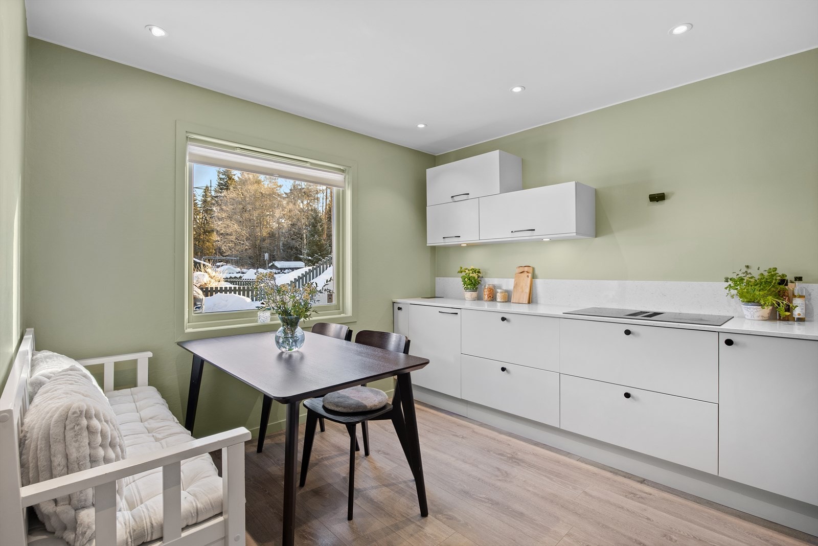 Kjøkkenet har integrerte hvitevarer som ekstra bred koketopp med integrert vifte, stekeovn, microovn, oppvaskmaskin, kjøleskap og fryseskap. Galleribilde