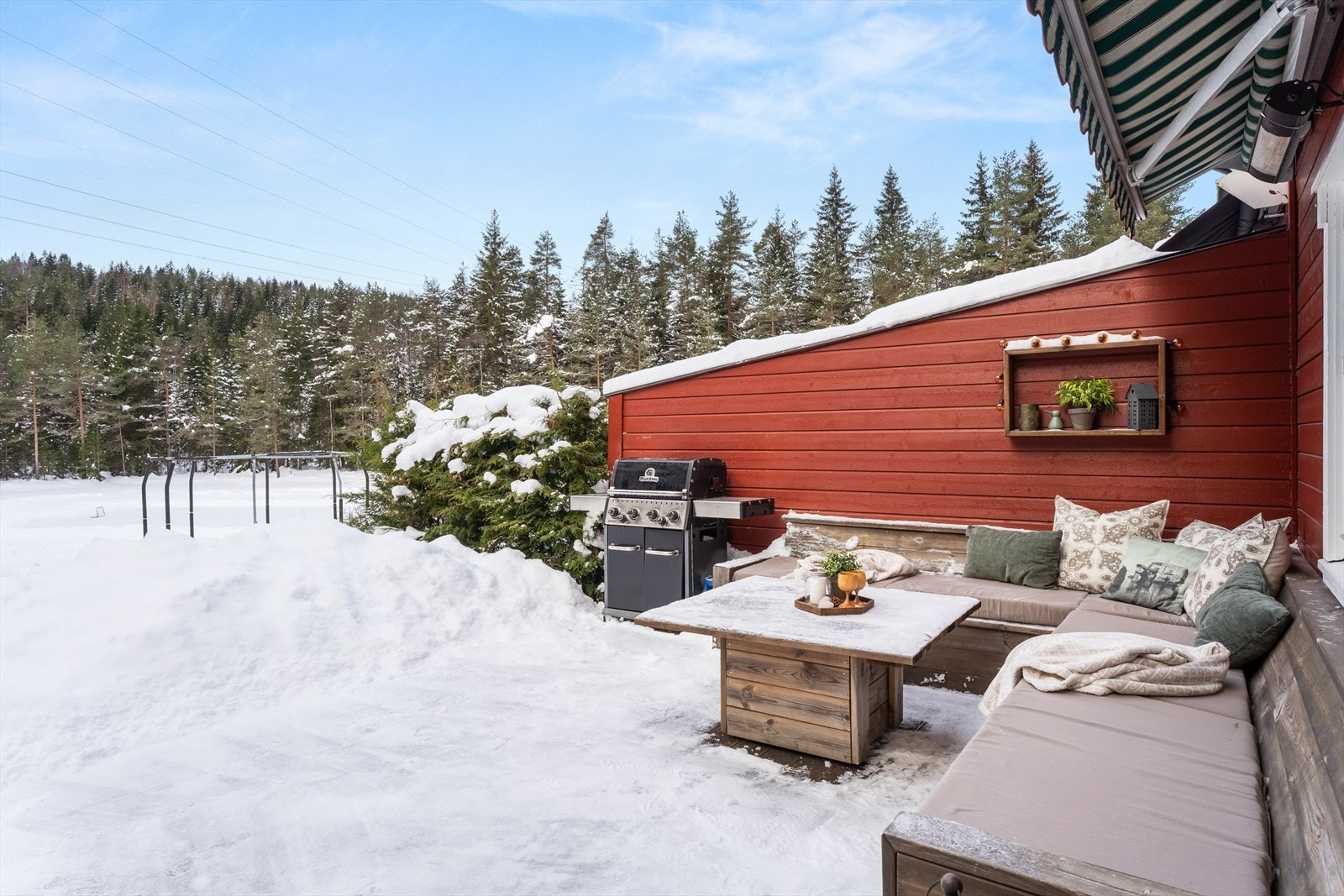 Fra stuen er det utgang til en fantastisk uteplass med flott utsyn mot tjernet. Galleribilde