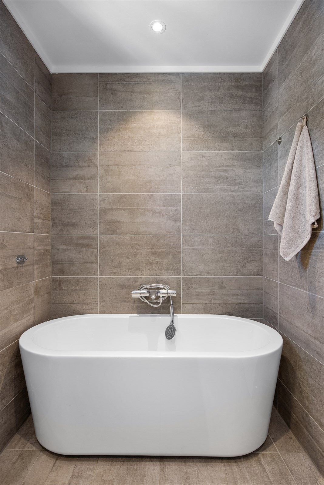 Badekar med blandebatteri montert på vegg, kjærkomment for barnefamilier. Galleribilde