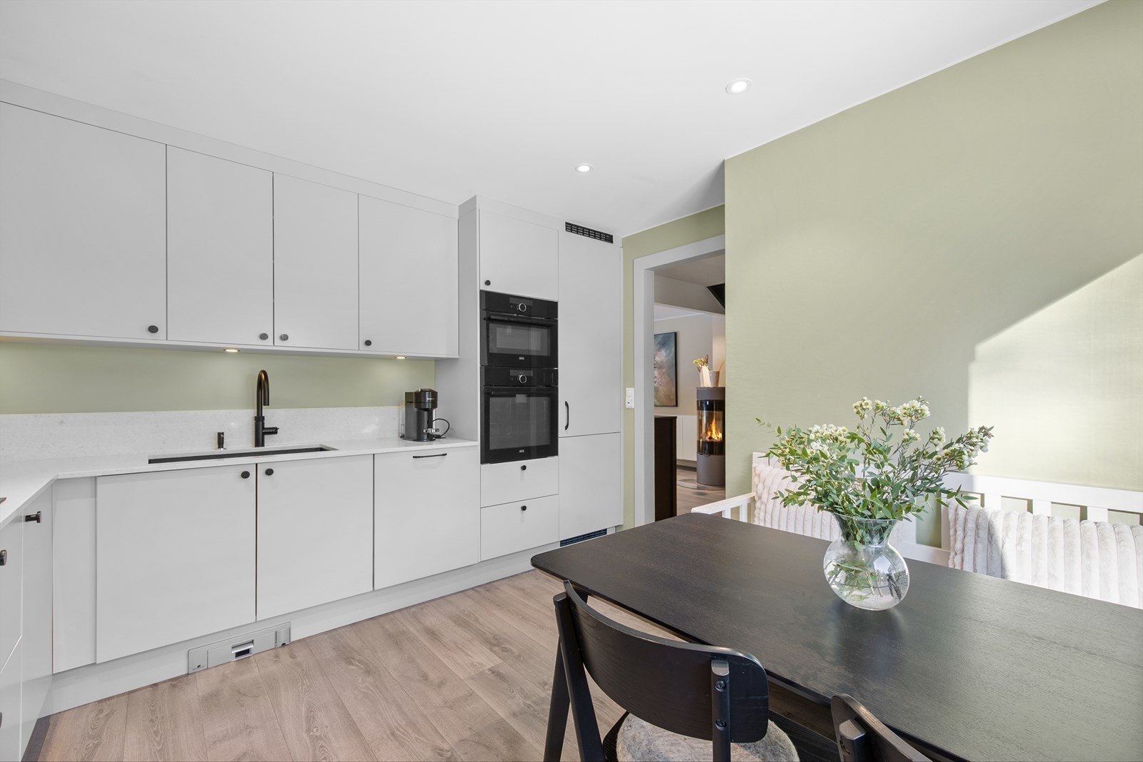 Videre er kjøkkenet utstyrt med oppvaskkum i kompositt med ettgreps blandebatteri og Quooker for kokende vann i springen. Galleribilde