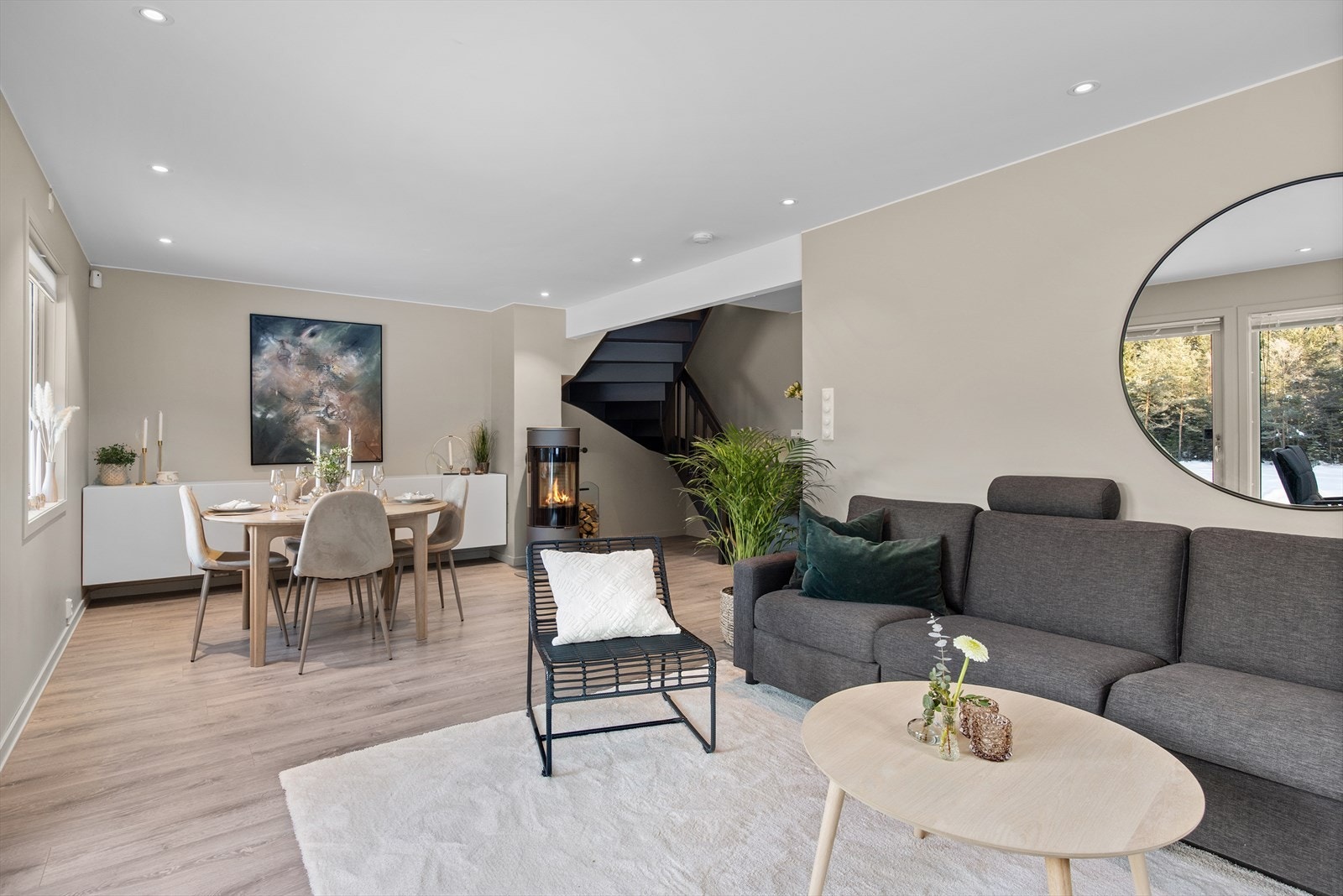 I enden av stuen er det montert en peisovn fra 2017 og en luft til luft varmepumpe fra 2012. Galleribilde