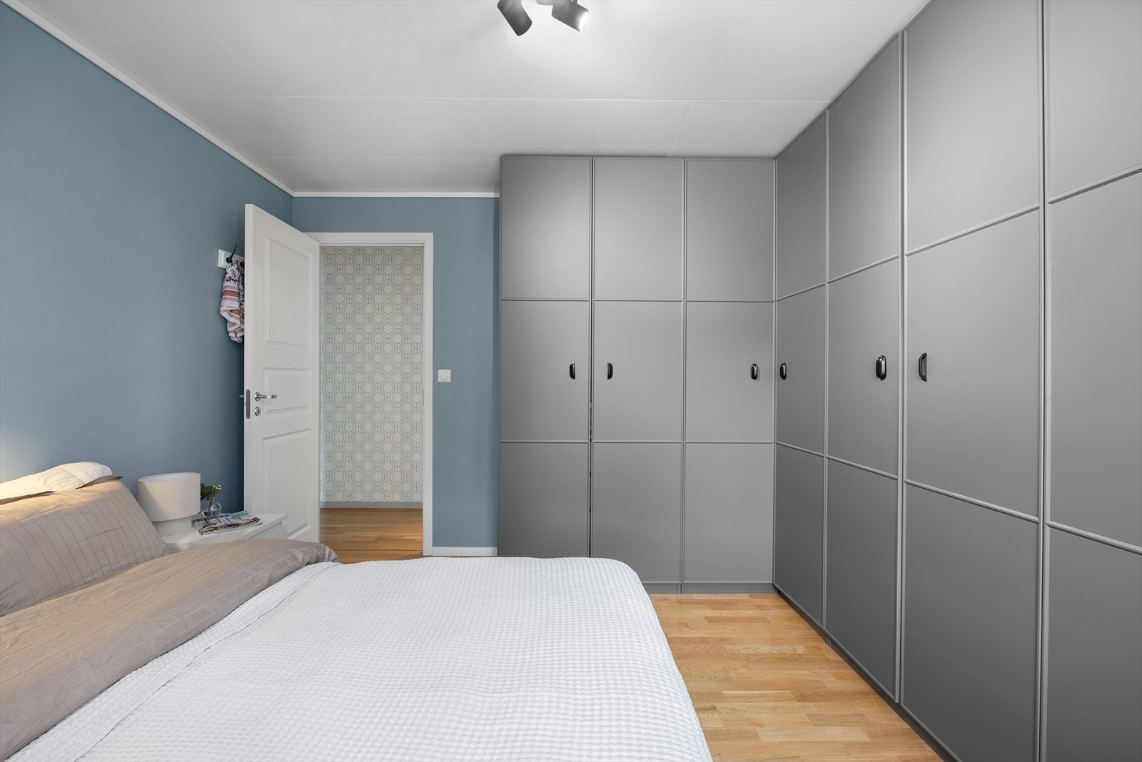 Videre er det et stort garderobeskap med hyller i enden. Galleribilde