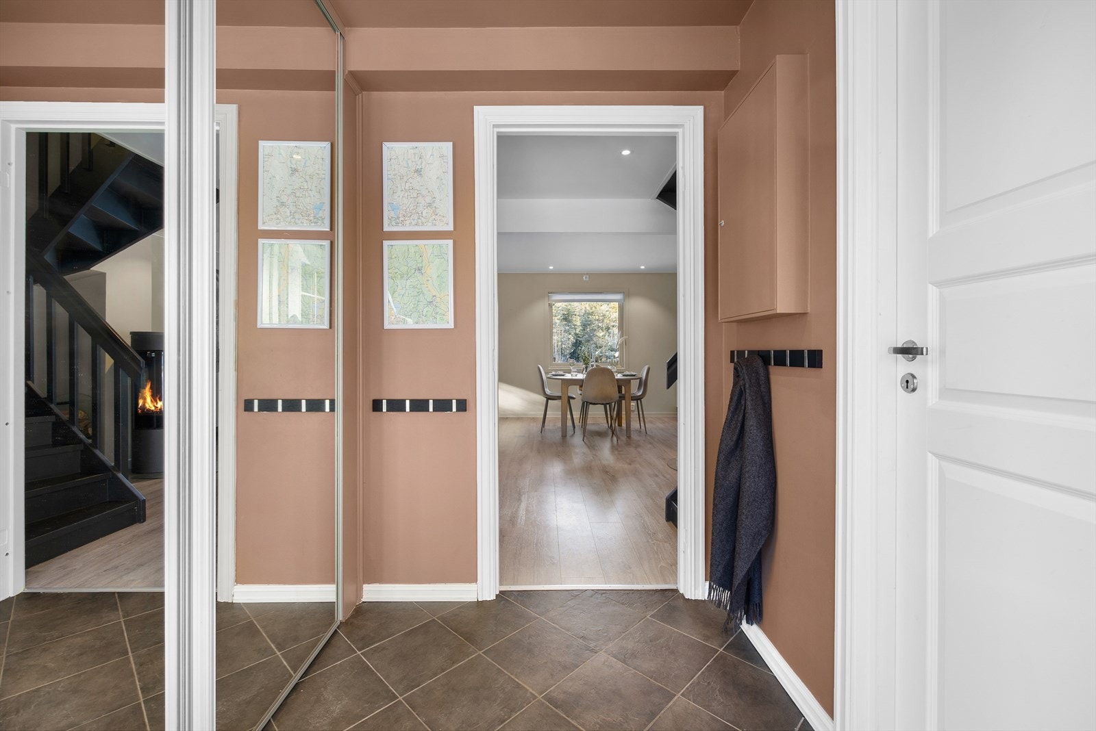 Gangen har en stor skyvedørsgarderobe for oppbevaring av klær og sko. Galleribilde