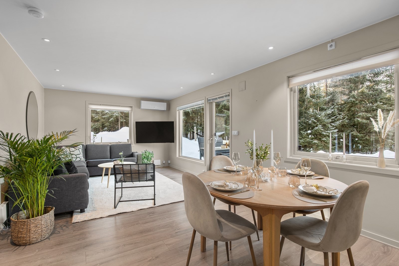 Boligen har en romslig stue med god plass til sofamøblement og spisebord. Store vindusflater gir rikelig med dagslys. Galleribilde