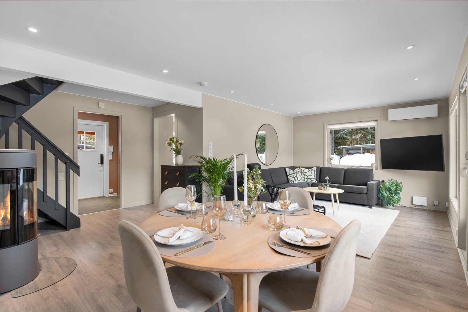 Stuen har laminat på gulv, slette vegger og downlights i himling. Galleribilde