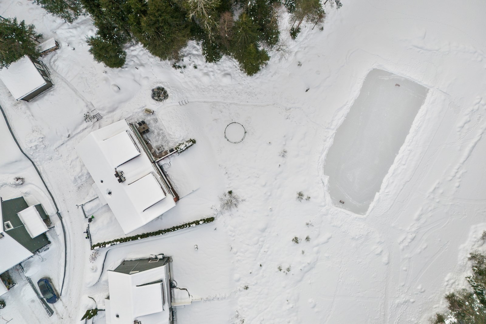 Boligen har en meget god intern beliggenhet helt ut i skogkanten. Galleribilde