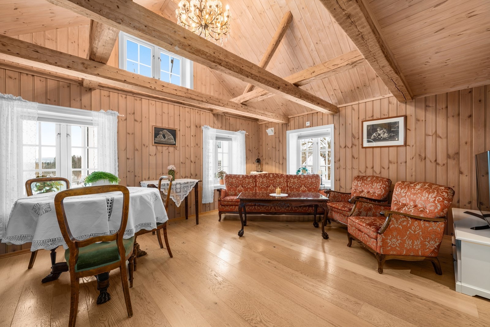 Plass til både sofa og spisebord. Galleribilde