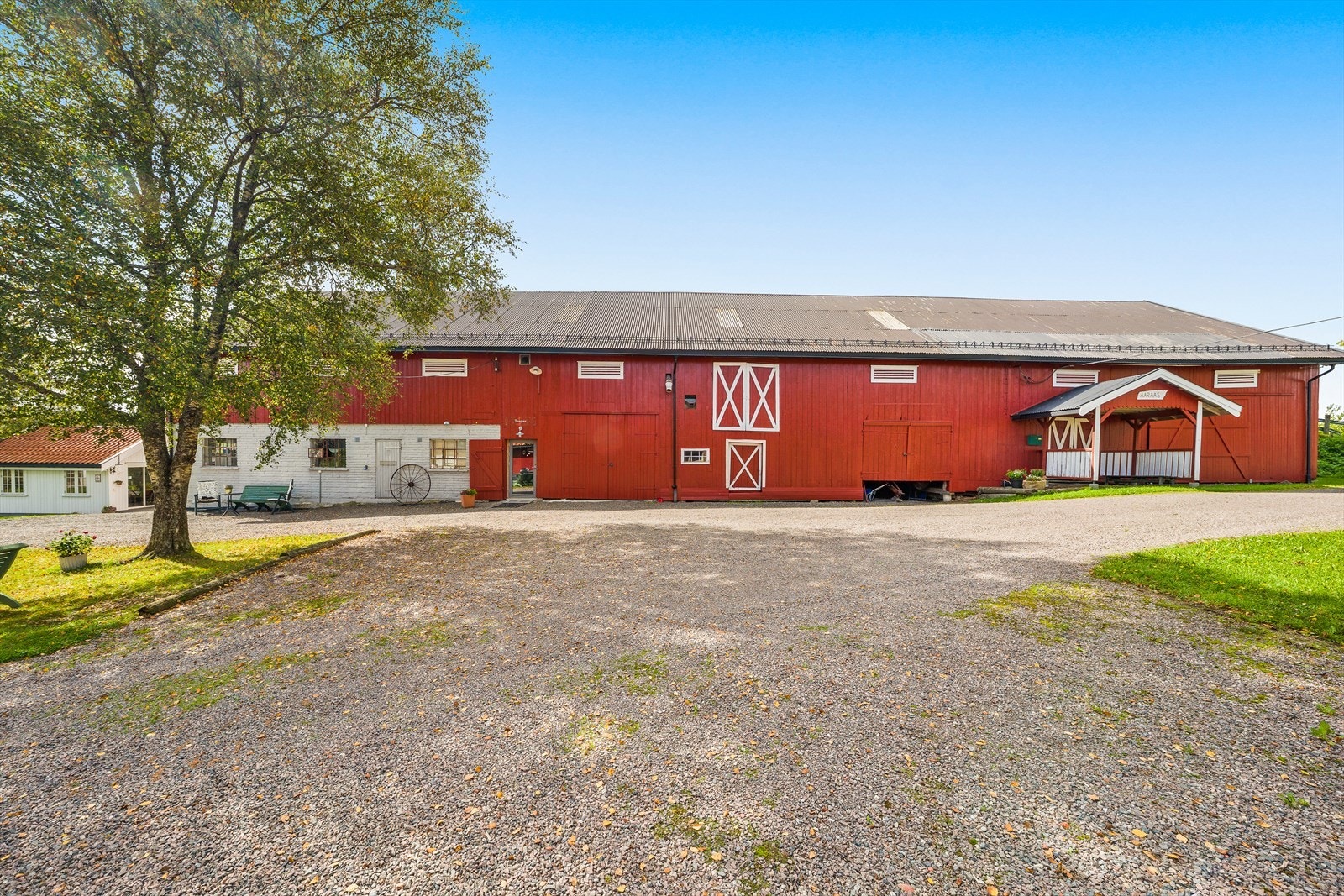 Låve med selskapslokaler. Galleribilde