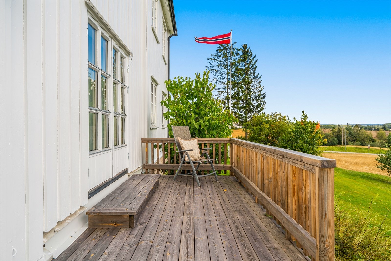 Terrasse med enkel tilgang til hage. Galleribilde
