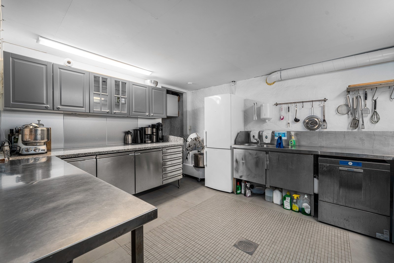 Kjøkken for storhusholdning tilknyttet møtelokalet. Galleribilde