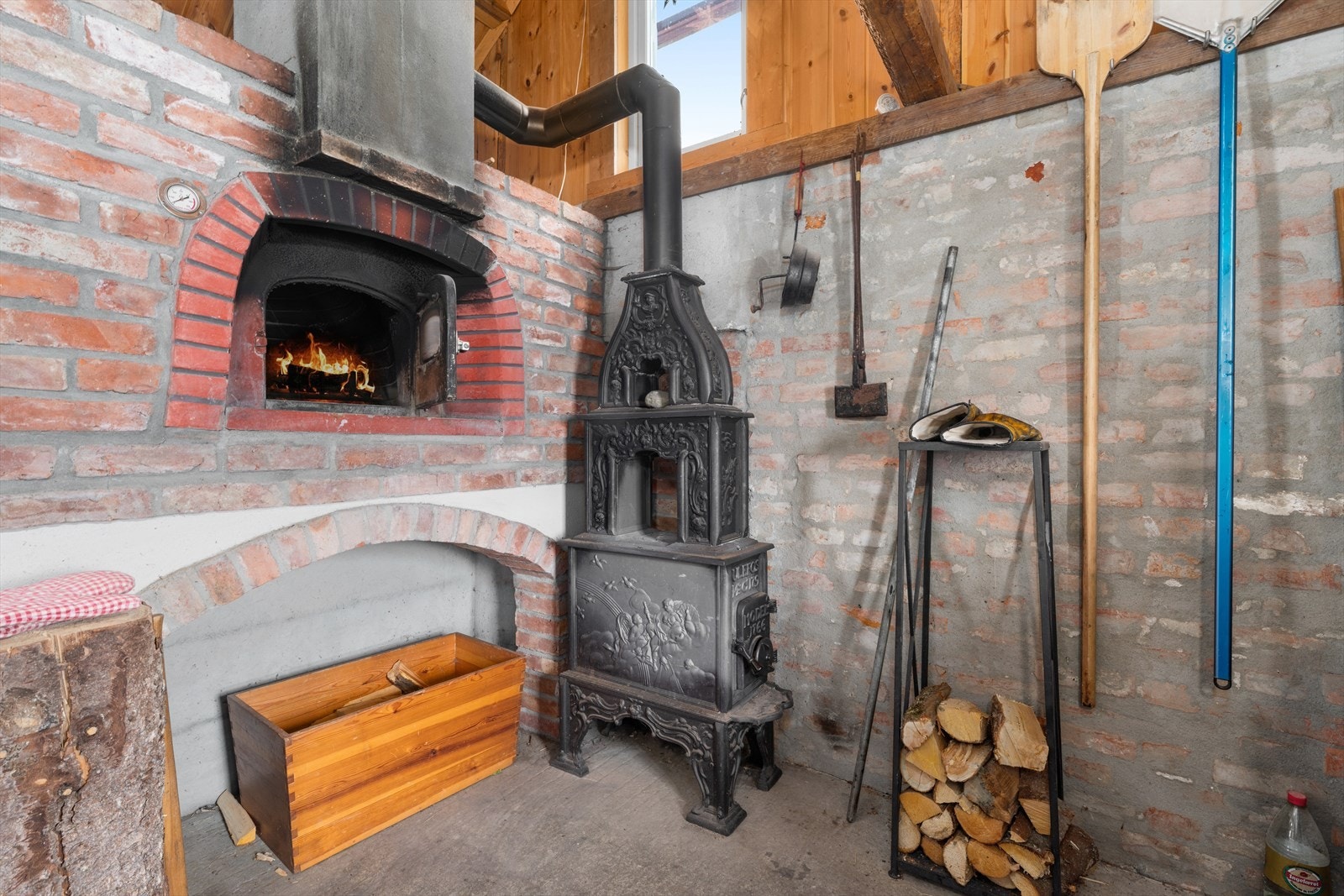 Oppmurt Italiensk pizzaovn. Galleribilde