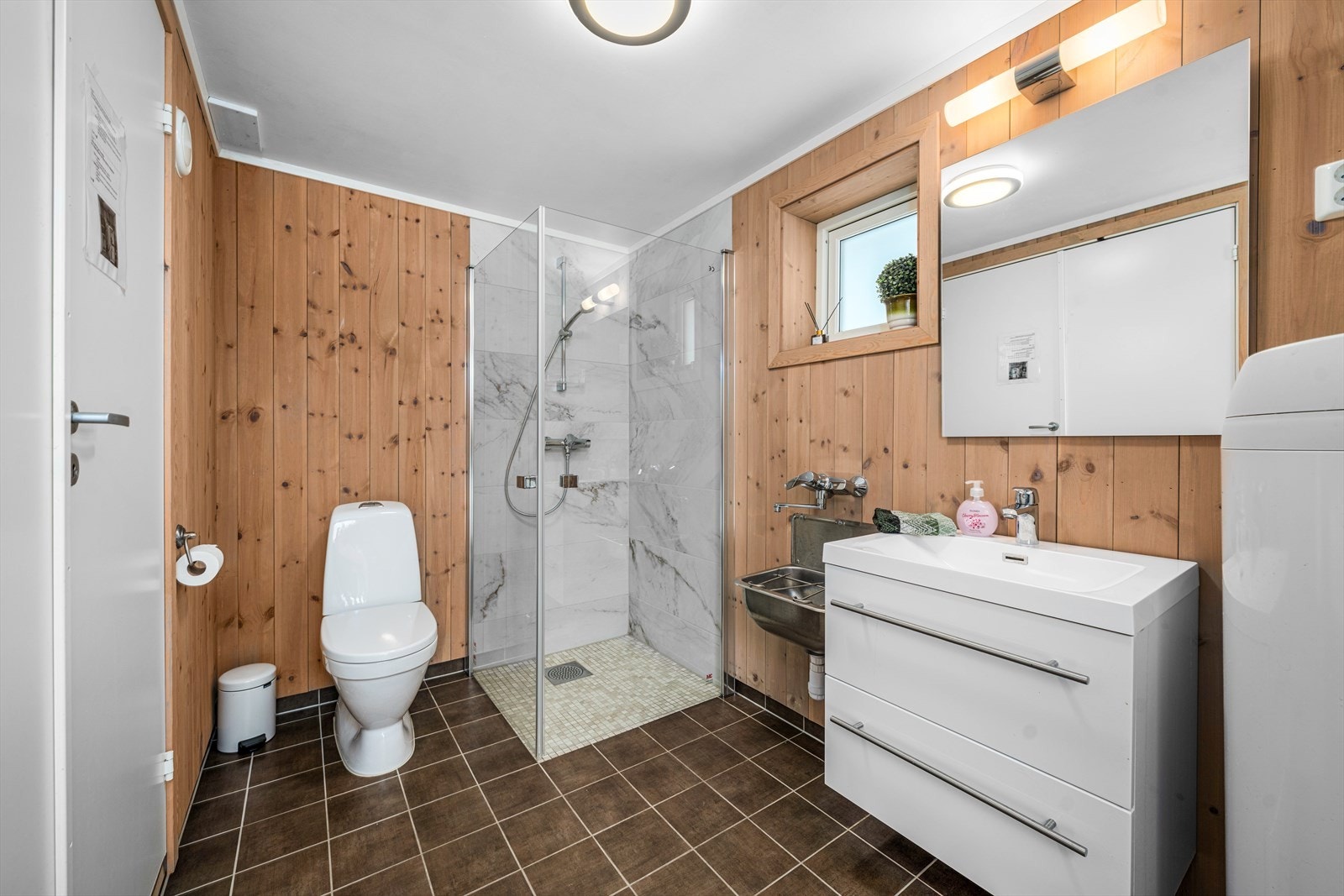 Bad for overnattingsgjester, rommet ligger i samme bygg som Biovac anlegget. Galleribilde