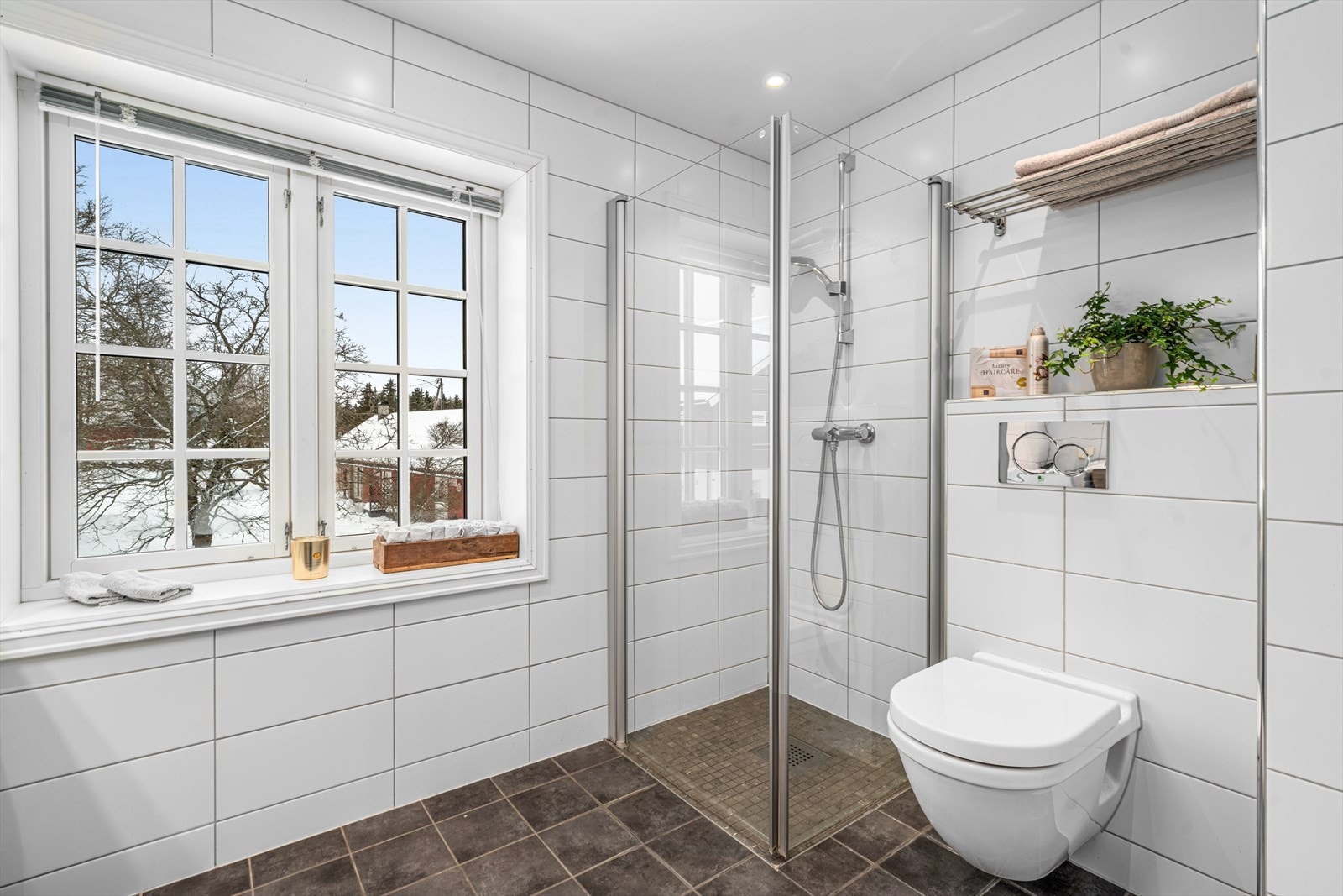 Dusjhjørne og vegghengt toalett. Galleribilde