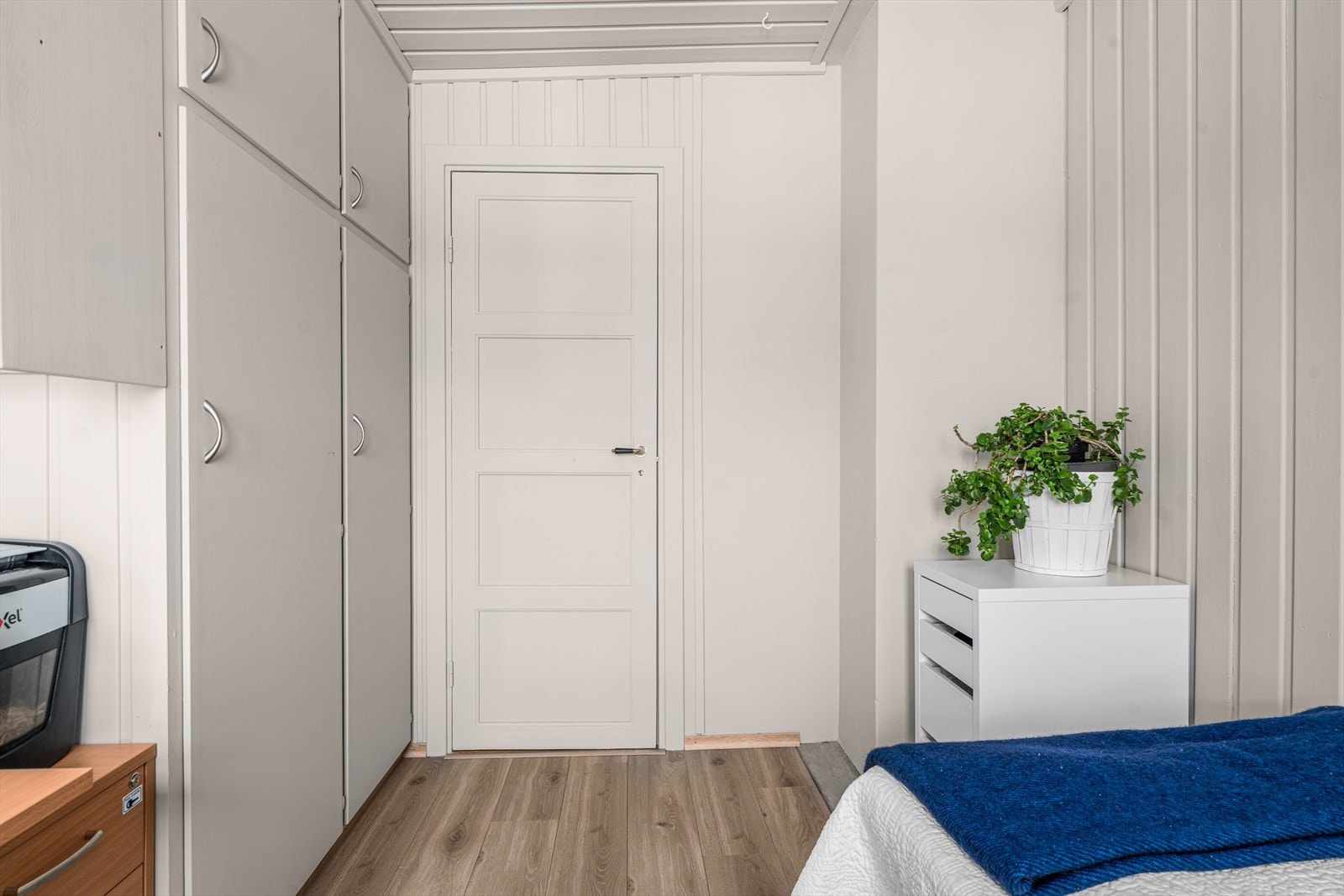 Plassbygd garderobeskap. Galleribilde