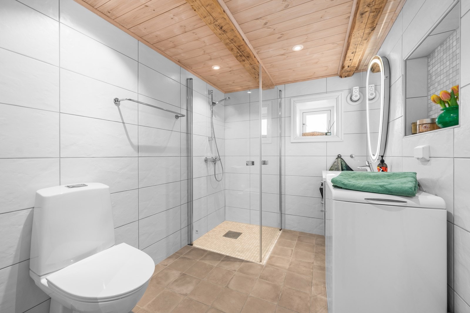 Bad med opplegg for vaskemaskin. Galleribilde