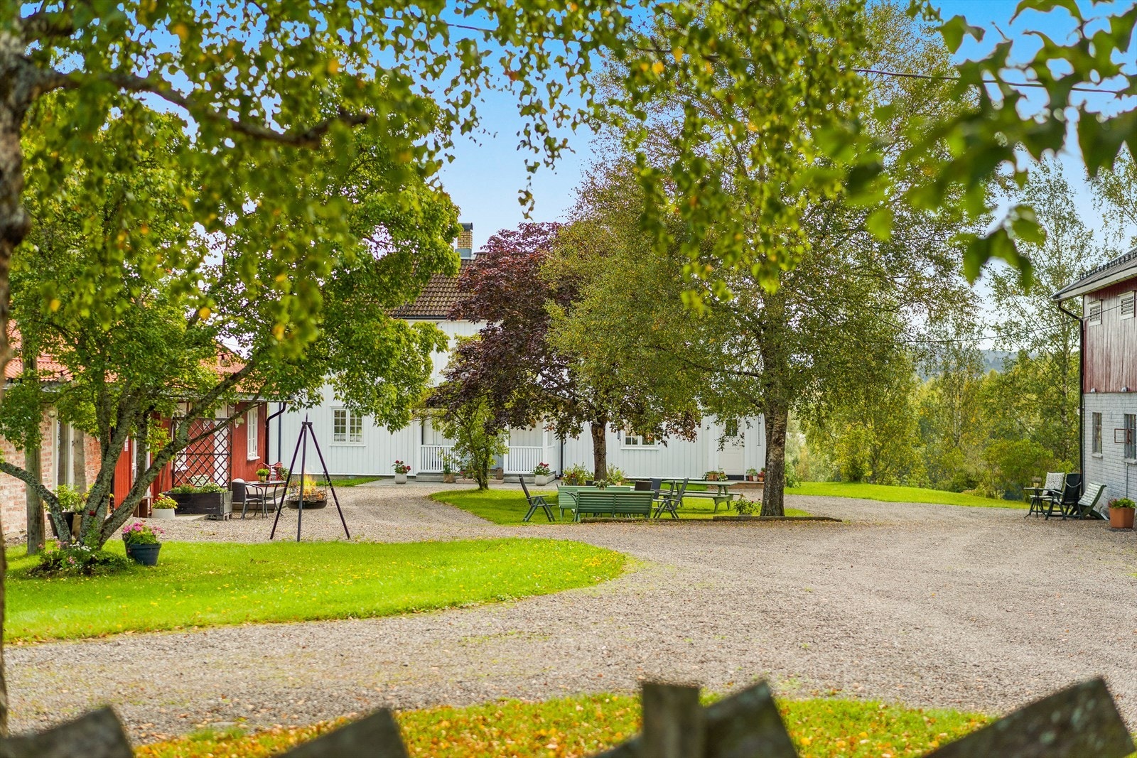 Pent tun med sittegruppe utendørs. Galleribilde