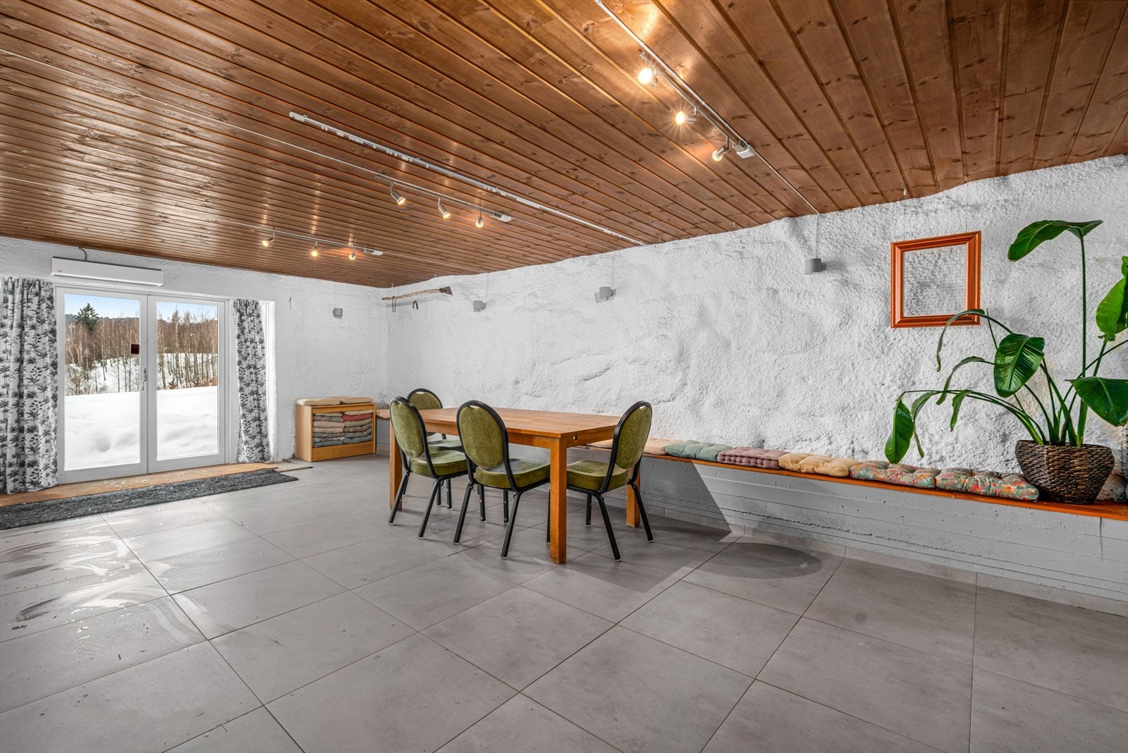 Opprinnelig gjødselkjeller er gjort om til møte/ selskapsrom. Galleribilde