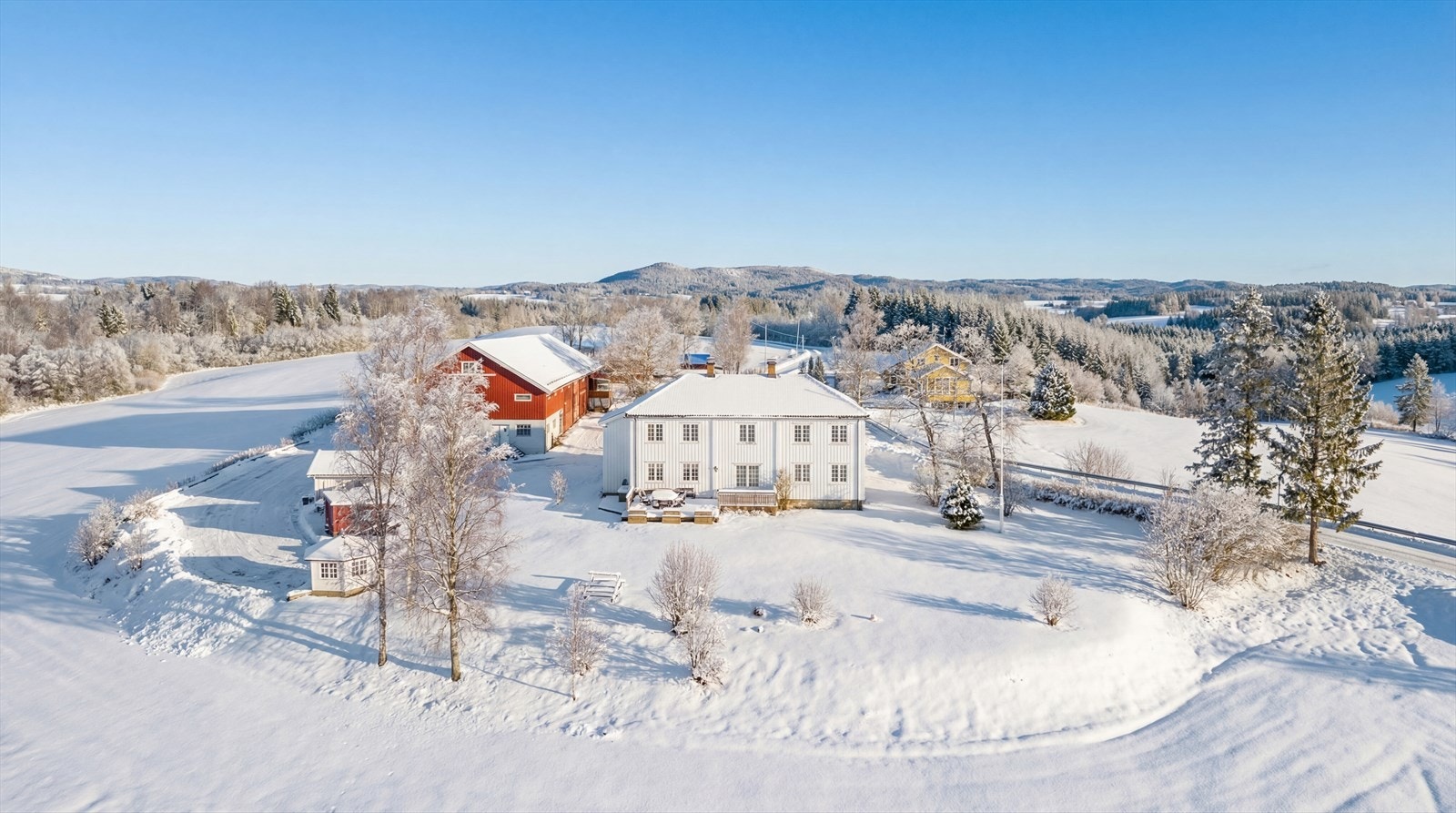 Eiendommen i nydelig vinterstemning. Galleribilde