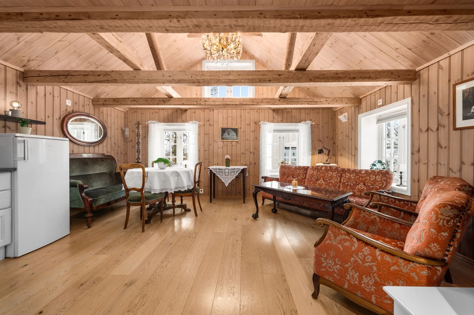 Stilig med synlige dragere i taket. Galleribilde