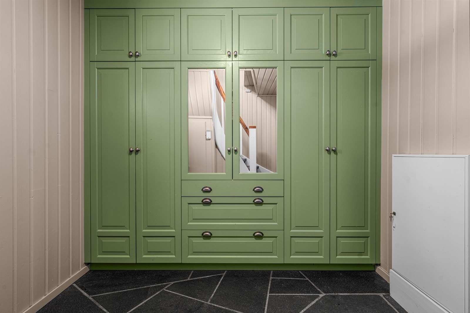 Garderobeskap i gang. Galleribilde