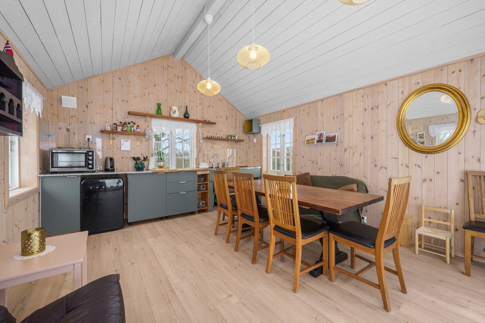 Innredet med kjøkkeninnredning. Galleribilde