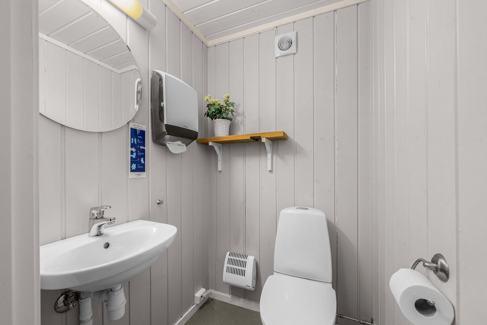 Toalettrom i låven. Galleribilde