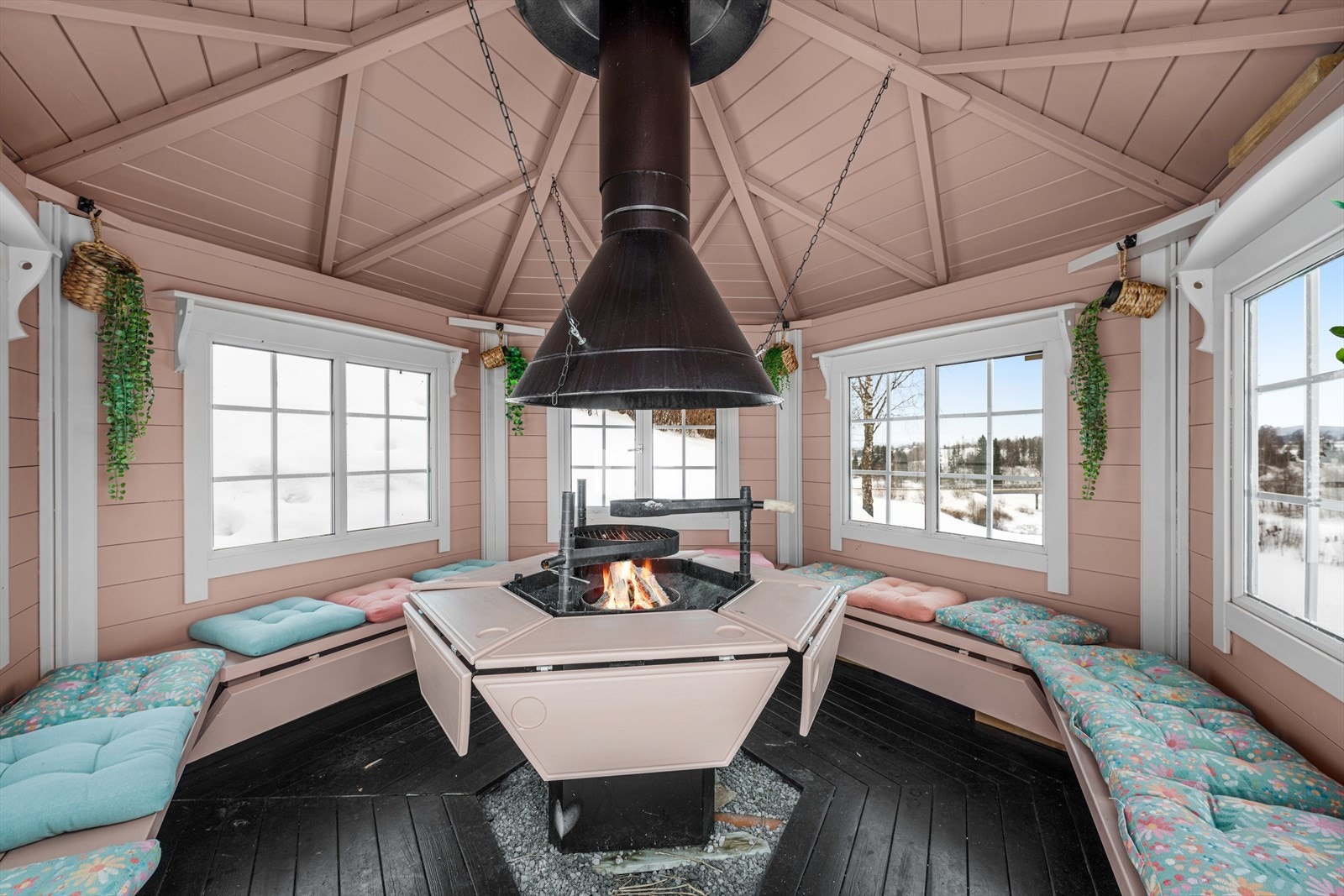 Grillkos i grillhytta. Galleribilde