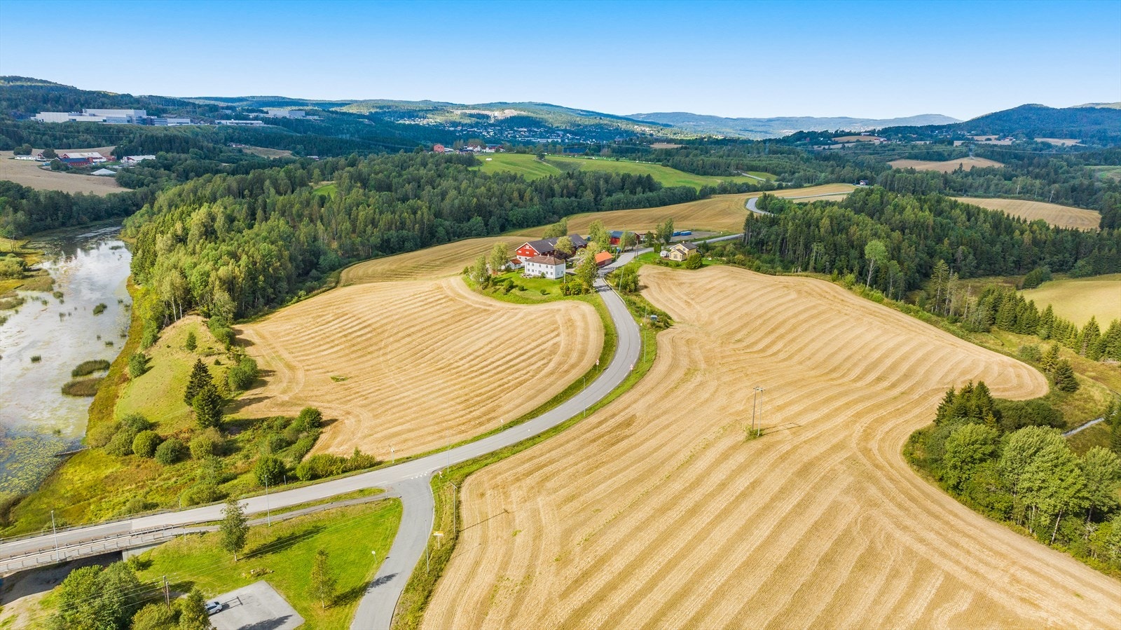 Nittelva renner forbi eiendommen. Galleribilde