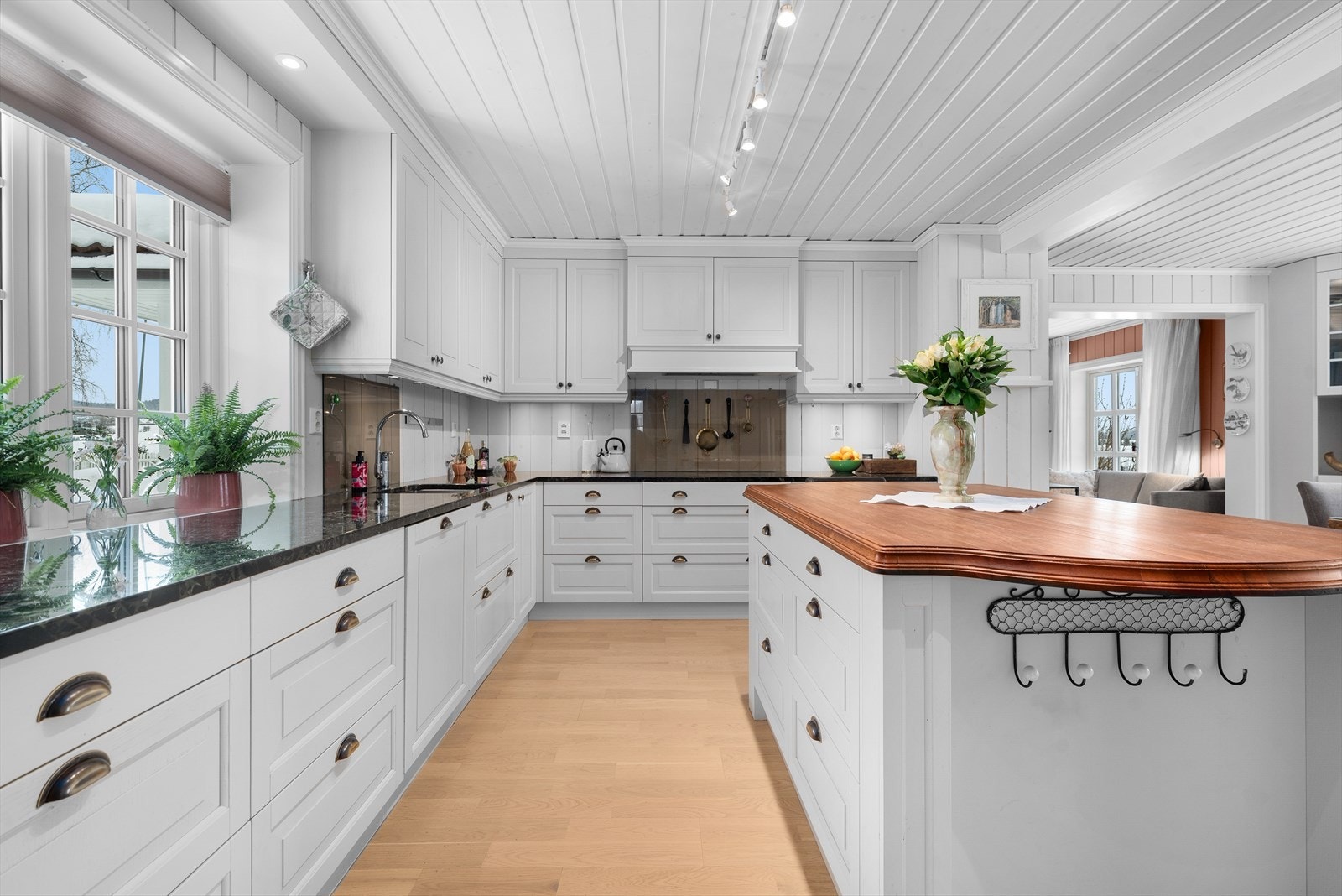 Godt med skap- og benkeplass. Galleribilde